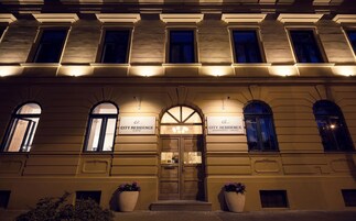 Fachada de la propiedad por la tarde o noche