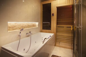 Deluxe Apartment, Sauna (private sauna) | Room amenity