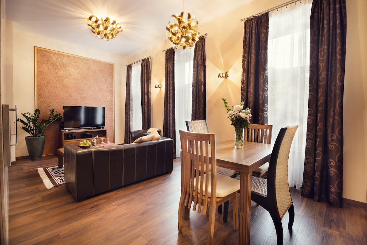 Deluxe appartement, sauna (private sauna) | Woonkamer | Een lcd-televisie