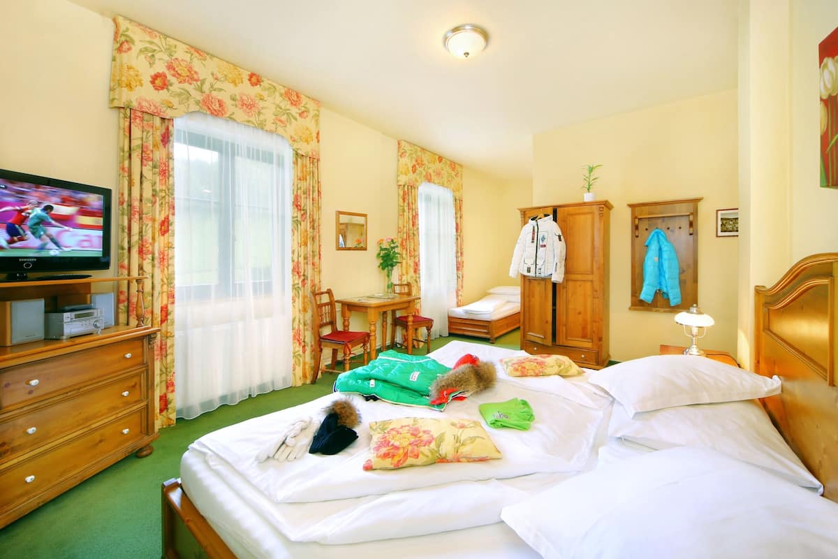 Triple Room | Minibar, in-room safe, desk, free WiFi