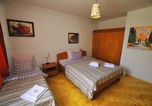 Habitació triple | Escriptori, planxa i posts de planxar i llits addicionals 