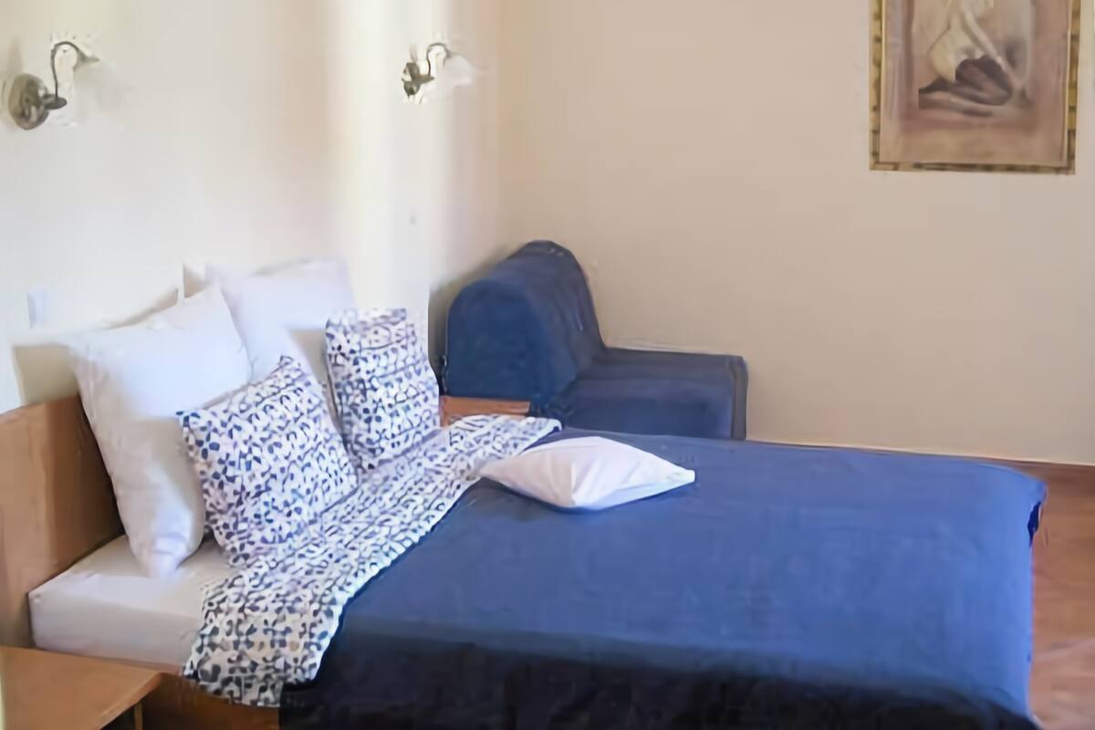 Quarto casal | Escrivaninha, ferros/tábuas de passar roupa
