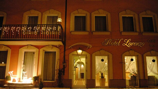 Front of property - evening/night - Lorenzo (Krakow)
