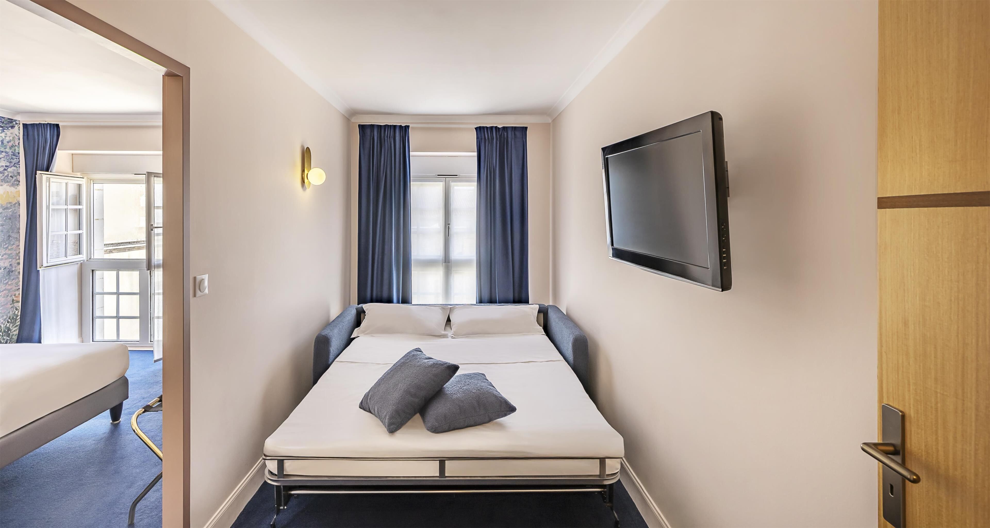 family suite, 1 king bed with sofa bed, non smoking (with sofabed) | in-room safe, desk, soundproofing, iron/ironing board