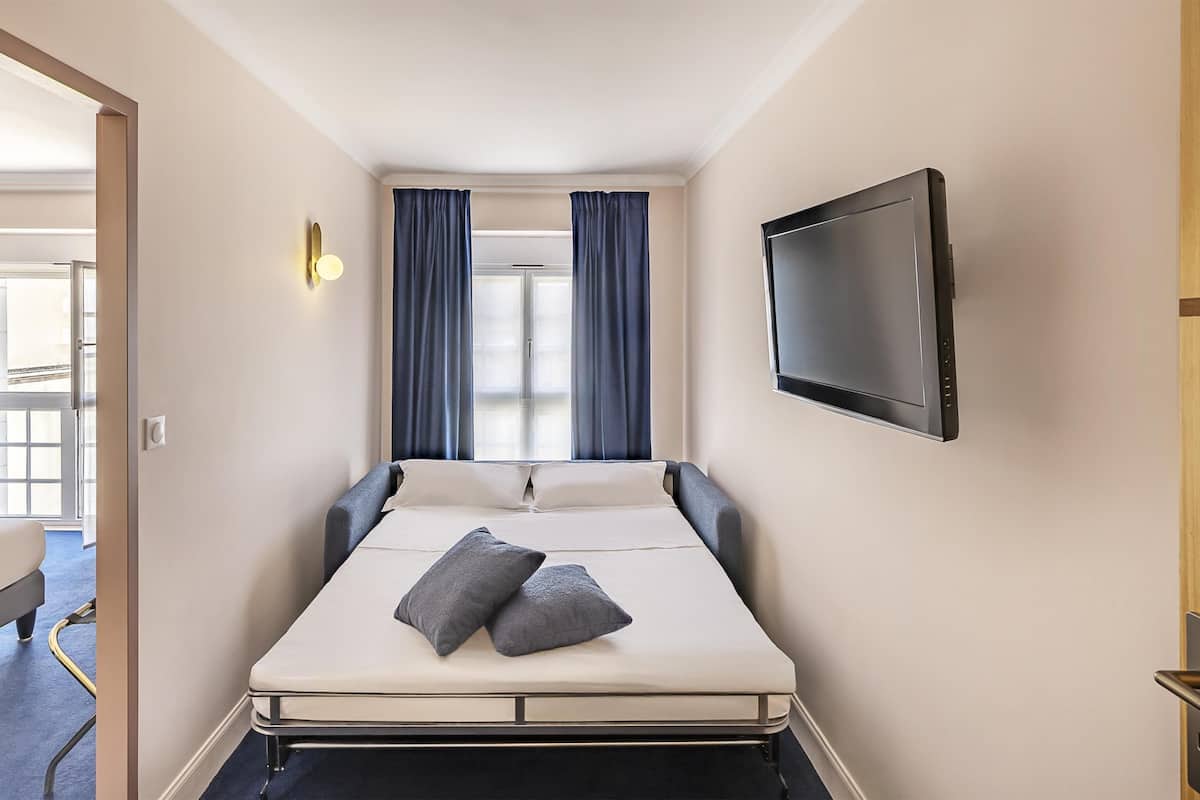 family suite, 1 king bed with sofa bed, non smoking (with sofabed) | in-room safe, desk, soundproofing, iron/ironing board