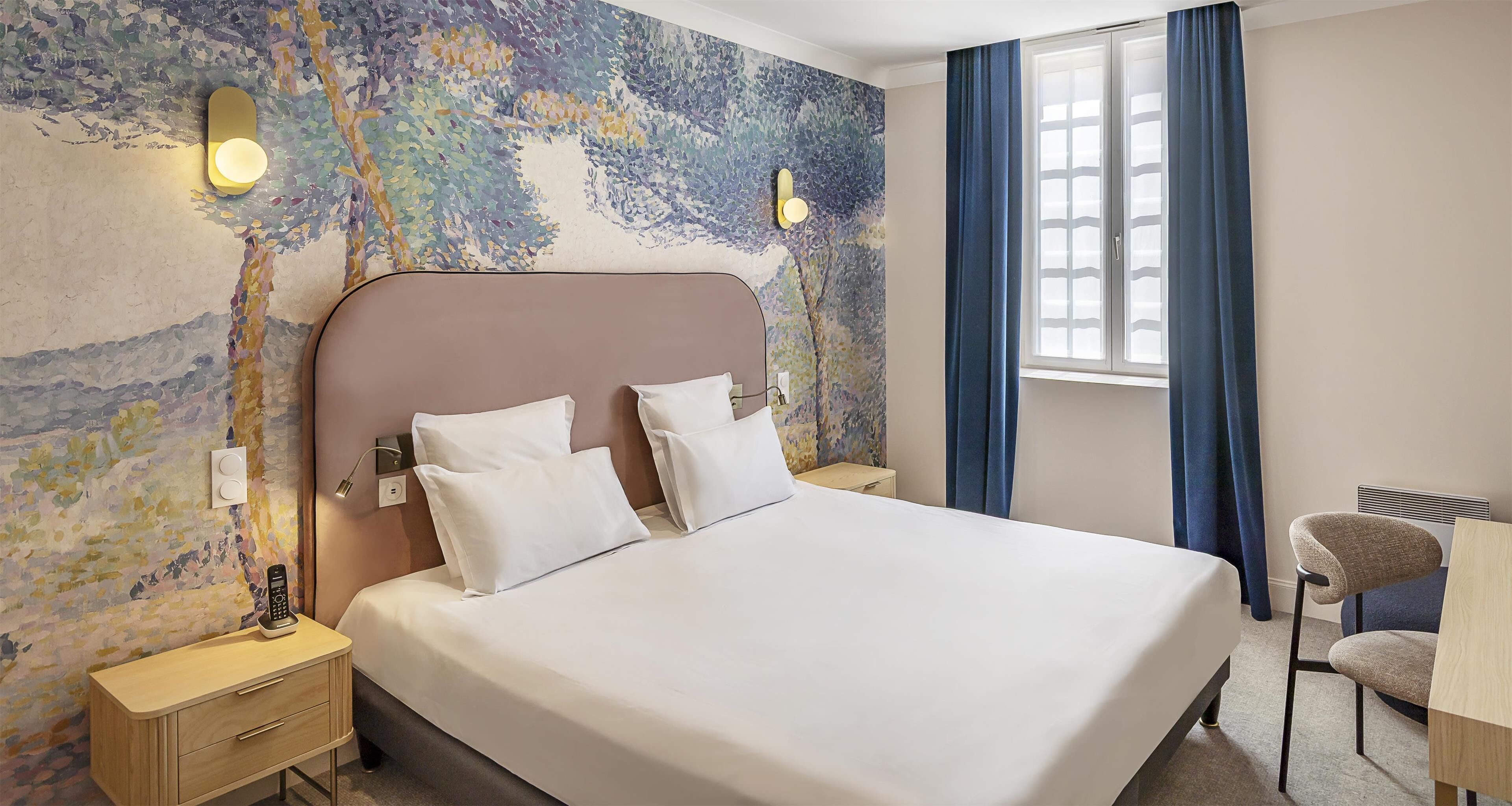 standard room, 1 queen bed, non smoking | in-room safe, desk, soundproofing, iron/ironing board