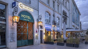 Voorkant accommodatie - avond/nacht
