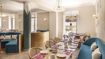 Desayuno buffet (EUR 15 por persona)