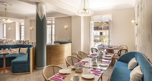 Tägliches Frühstücksbuffet (15 EUR pro Person)