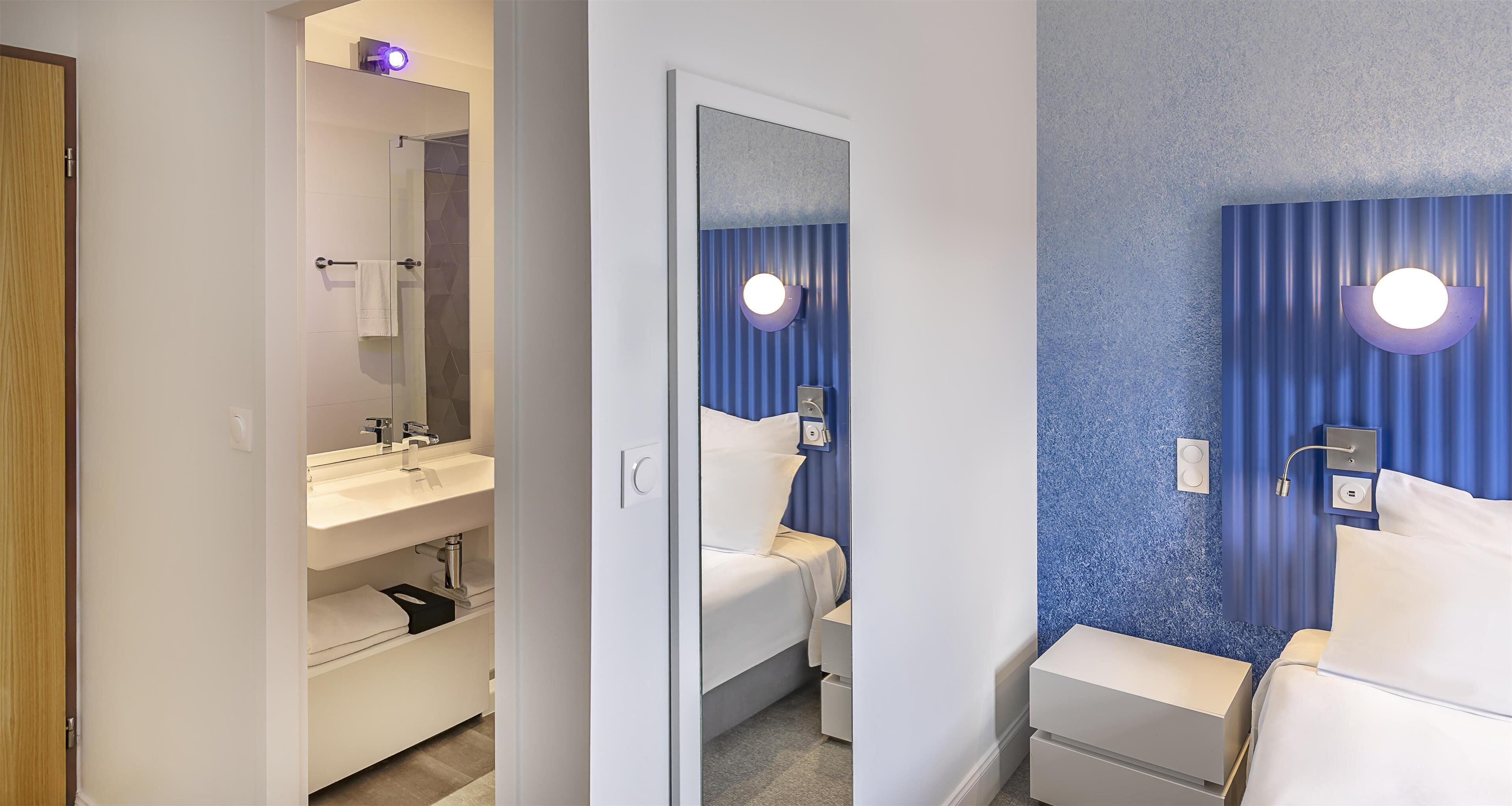 standard room, 1 queen bed, non smoking | in-room safe, desk, soundproofing, iron/ironing board