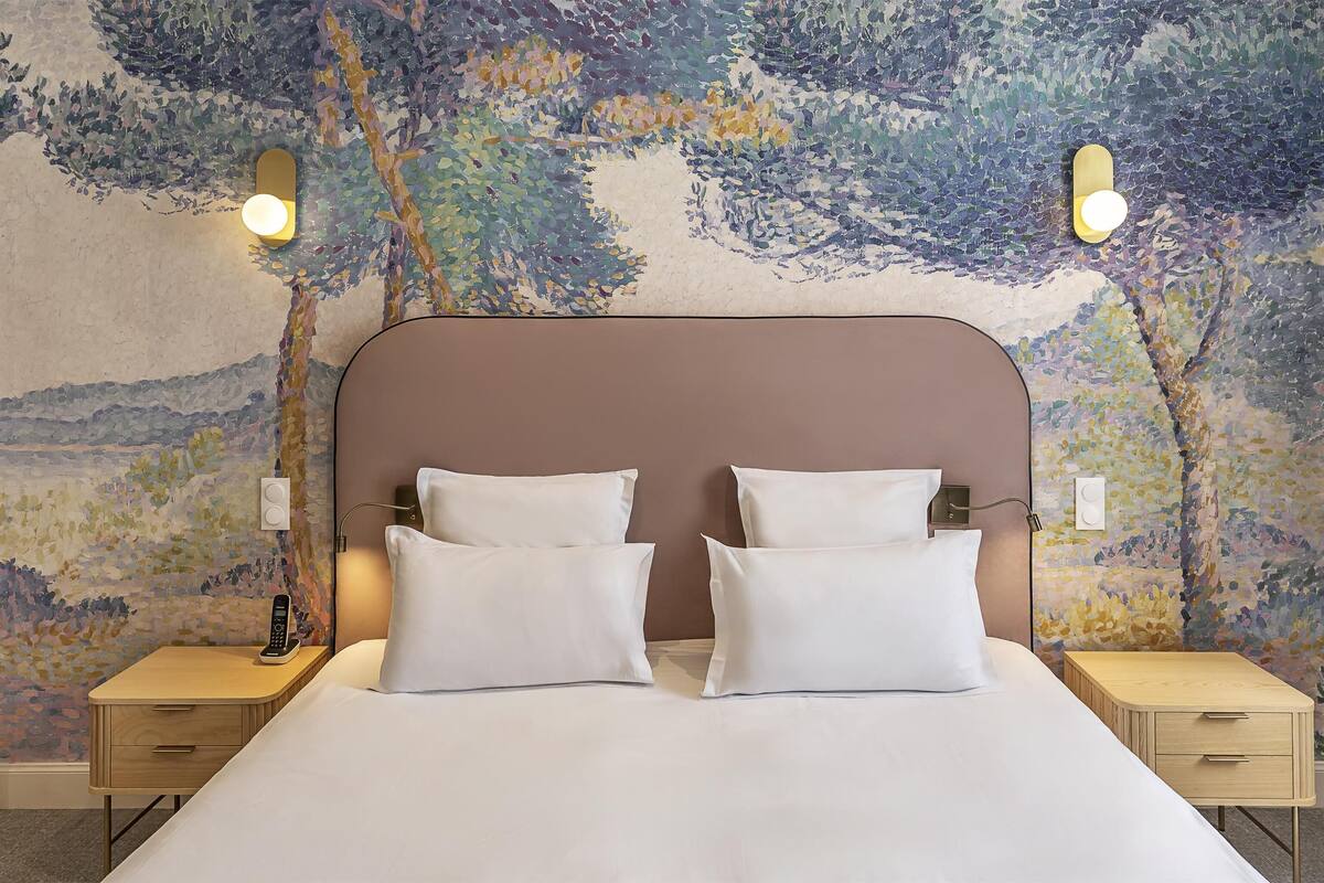 standard room, 1 queen bed, non smoking | in-room safe, desk, soundproofing, iron/ironing board