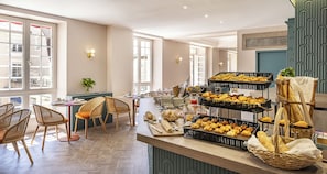 Se ofrece un desayuno bufé (15 EUR por persona)
