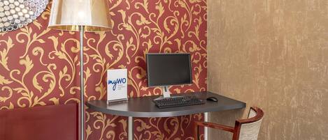 Un escritorio con una computadora, una lámpara y un letrero que dice 'myWO'.