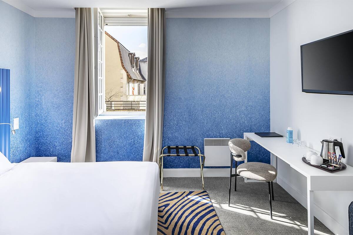 standard room, 1 queen bed, non smoking | in-room safe, desk, soundproofing, iron/ironing board