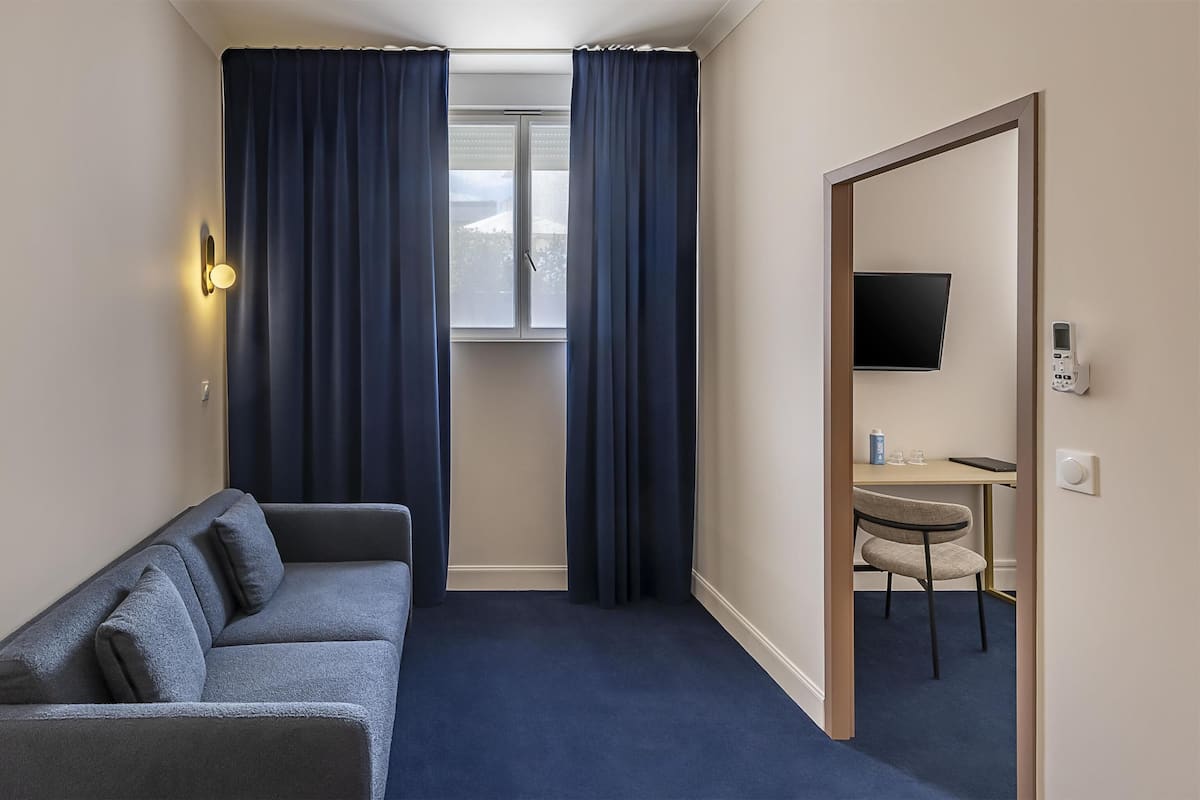 Zimmersafe, Schreibtisch, schallisolierte Zimmer, Bügeleisen/Bügelbrett