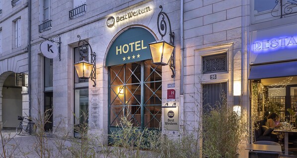 Un hotel con un cartel grande que dice