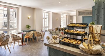 Desayuno buffet diario (EUR 17 por persona)