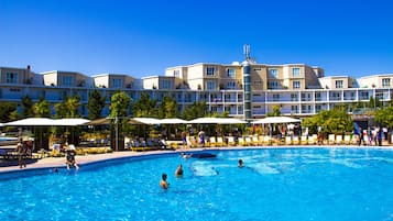 Piscine extérieure (ouverte en saison)