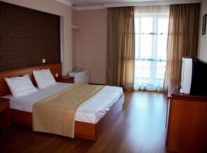 標準雙人或雙床房 | 迷你吧、遮光布/窗簾、熨斗/熨衣板、免費無線上網