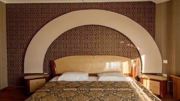 Minibar, cortinas blackout, tabla de planchar con plancha y wifi gratis