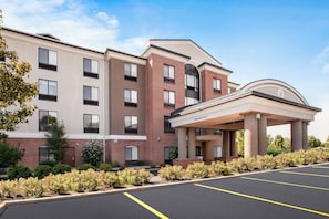 A multi-story hotel with a covered entrance and a parking lot. - Holiday Inn Express Hotel & Suites Cleveland - Richfield by IHG (Richfield)