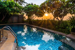 Una piscina al aire libre