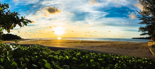 Am Strand, weißer Sandstrand, Strandtücher