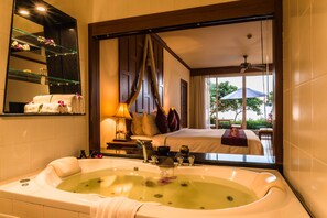 Premium Ocean Room  Pool Access | Hypoallergeen beddengoed, een minibar, een kluis op de kamer, een bureau