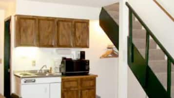 Jääkaappi, mikroaaltouuni, kahvin-/teenkeitin