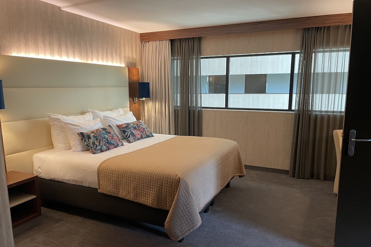 ห้องสวีท | ตู้นิรภัยในห้องพัก, โต๊ะทำงาน, พื้นที่ทำงานแบบใช้แล็ปท็อป, ผ้าม่านกันแสง