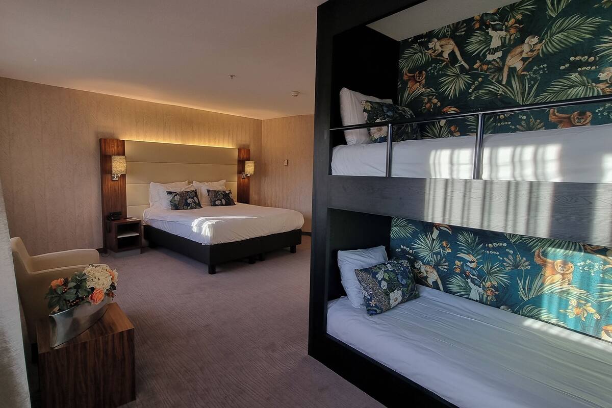 executive quadruple room | 1 bedroom, in-room safe, desk, laptop workspace