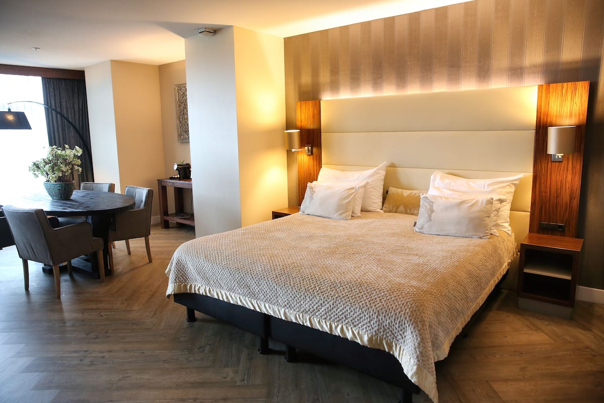 Junior Suite | 1 bedroom, in-room safe, desk, laptop workspace
