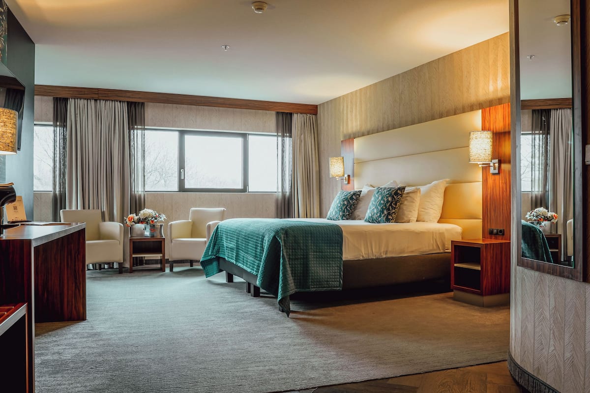 executive quadruple room | 1 bedroom, in-room safe, desk, laptop workspace