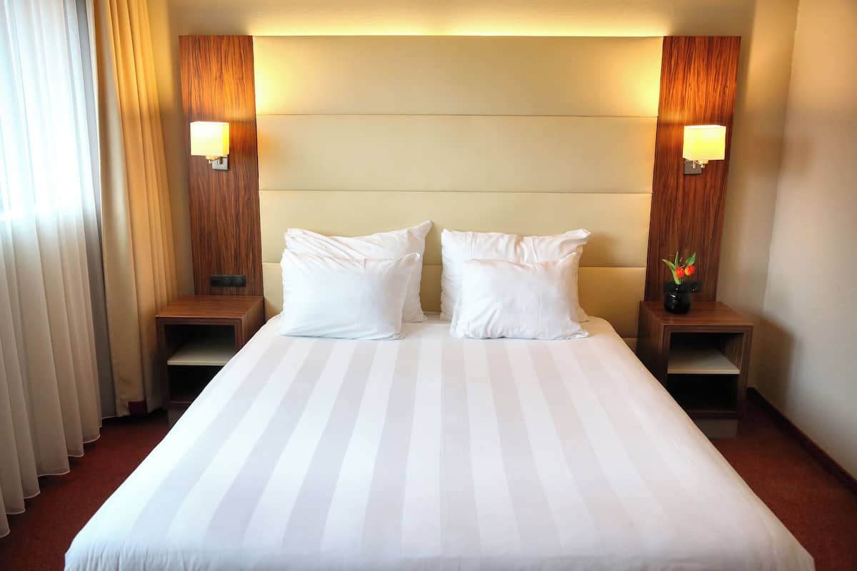 Classic Room, 1 Queen Bed | 1 bedroom, in-room safe, desk, laptop workspace