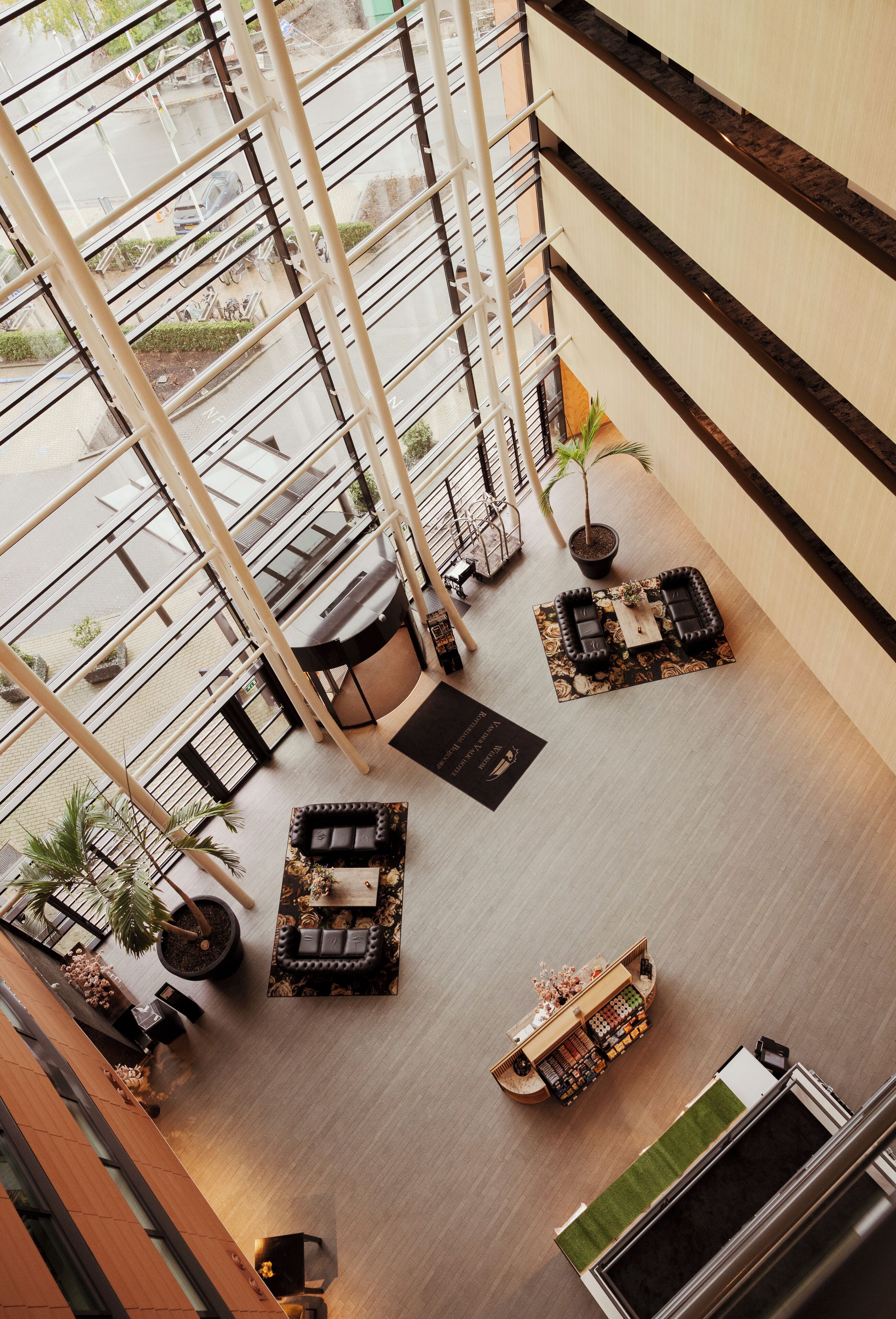 Un atrium à plafond haut, doté d’un espace de détente central, d’un bar à café et d’un escalier.