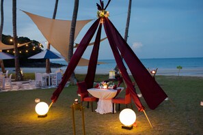 Couples dining - Mayang Sari Beach Resort (Bintan)