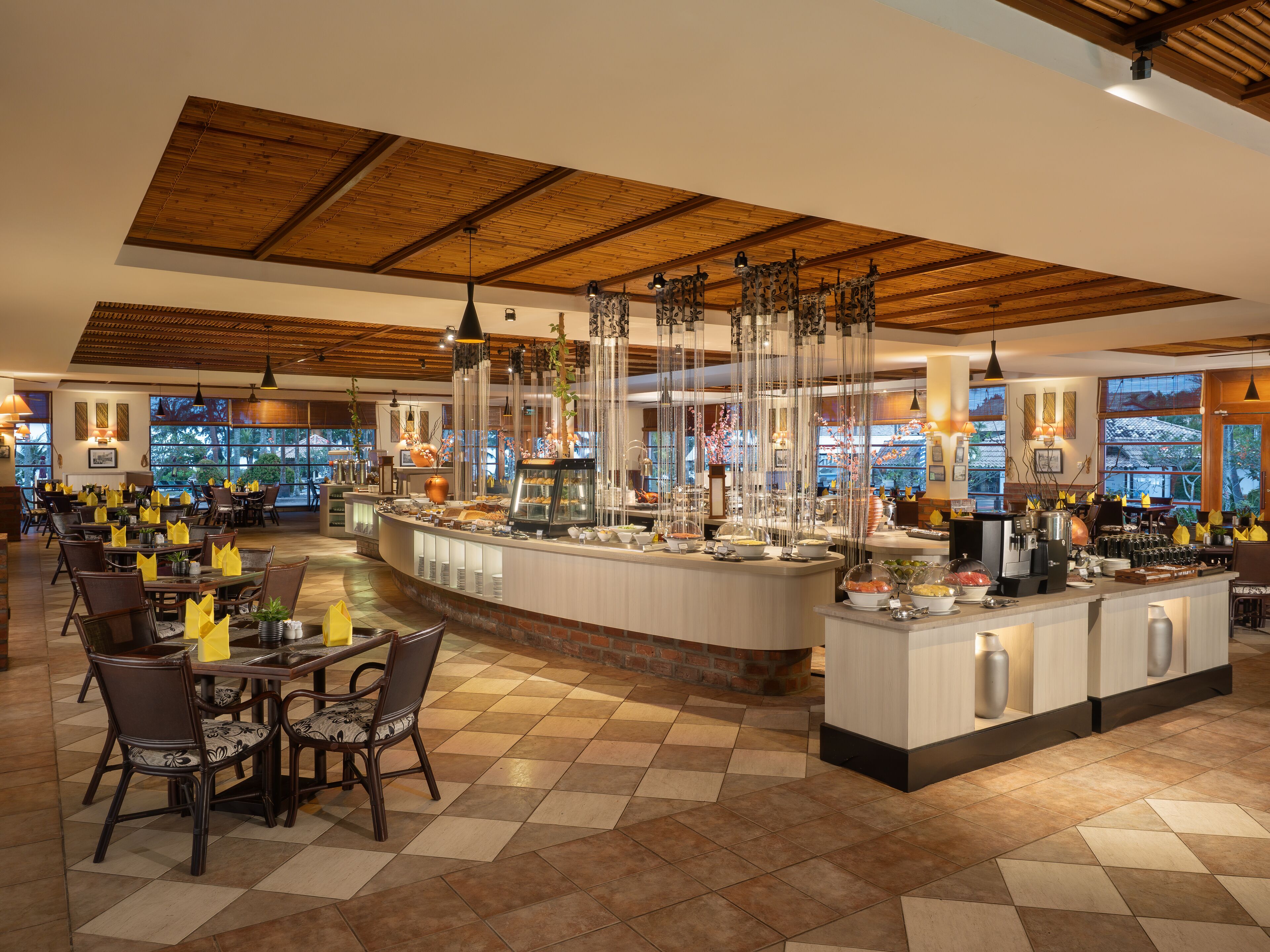 7 restaurantes, se sirven desayunos, comidas, cenas y cocina india