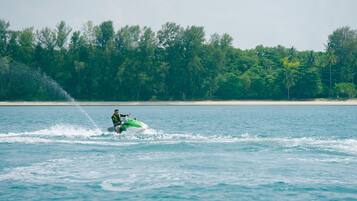 Bãi biển riêng, cát trắng, khăn tắm biển, massage trên bãi biển