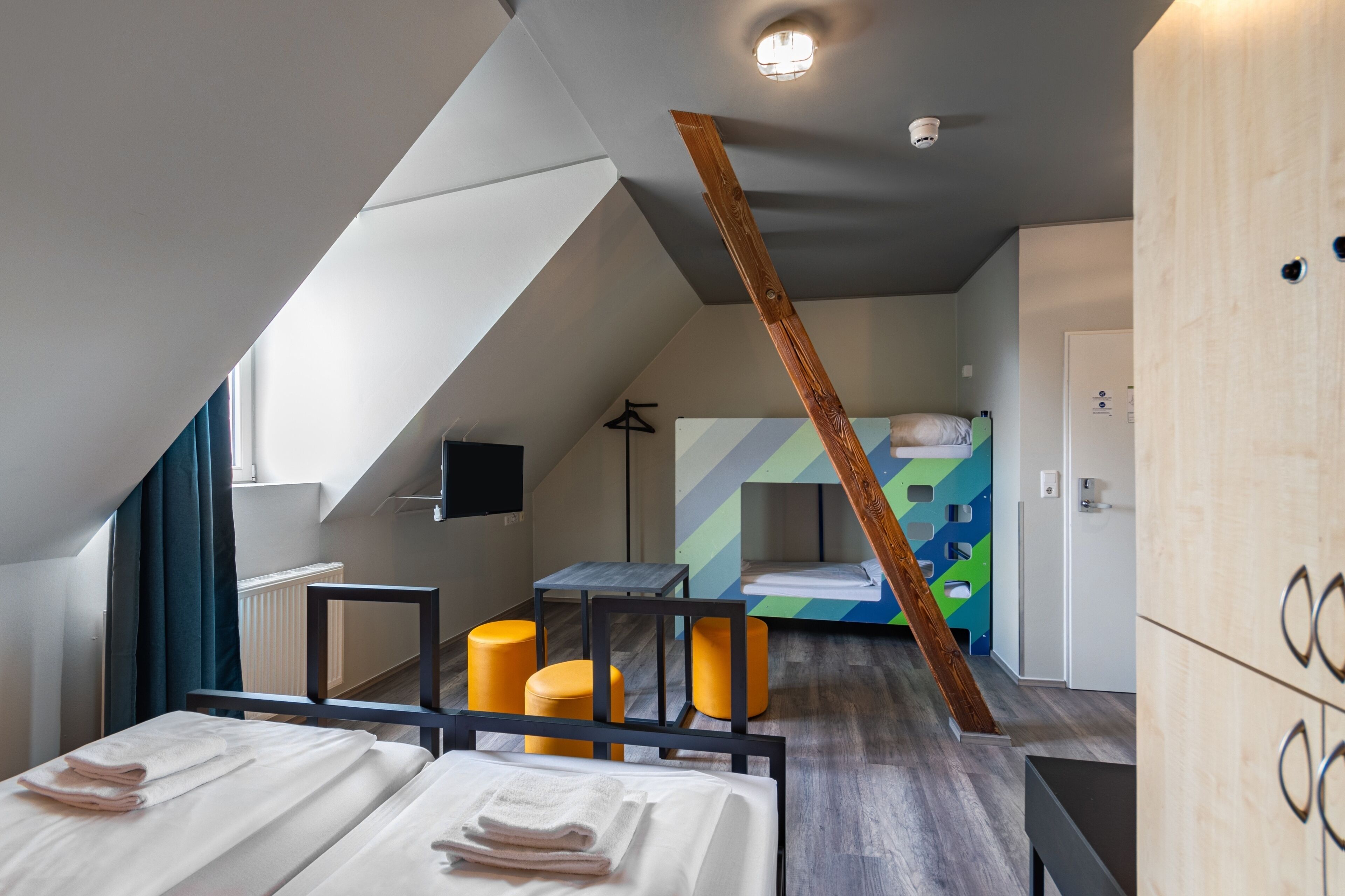 Bed in 4-bed Dormitory | Safe på rommet, skrivebord, strykejern/-brett og wi-fi (inkludert)