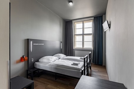 Caja de seguridad en la habitación y escritorio