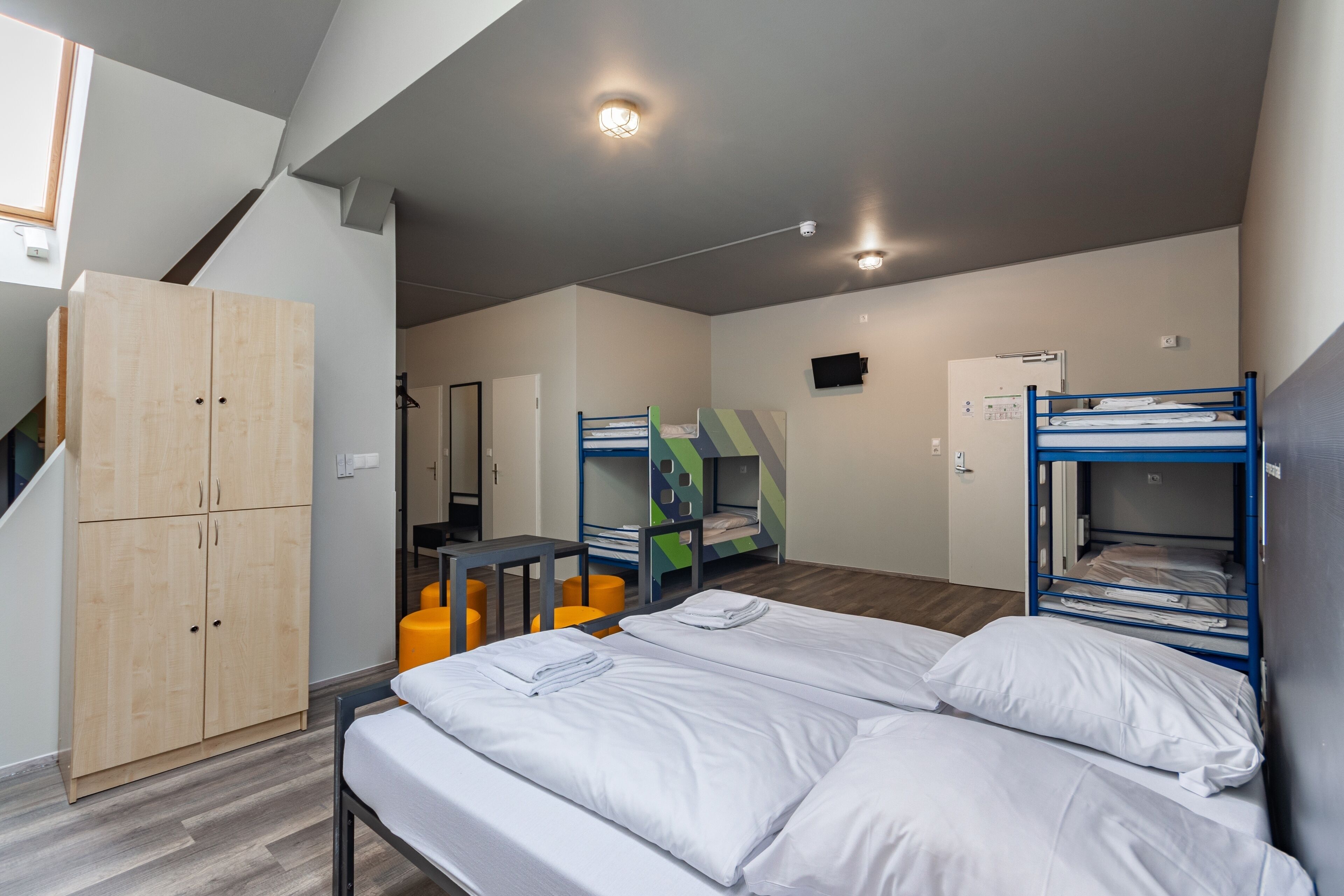 Safe på rommet, skrivebord, strykejern/-brett og wi-fi (inkludert)