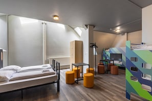 Eight-Bed Room | Caja de seguridad en la habitación y escritorio