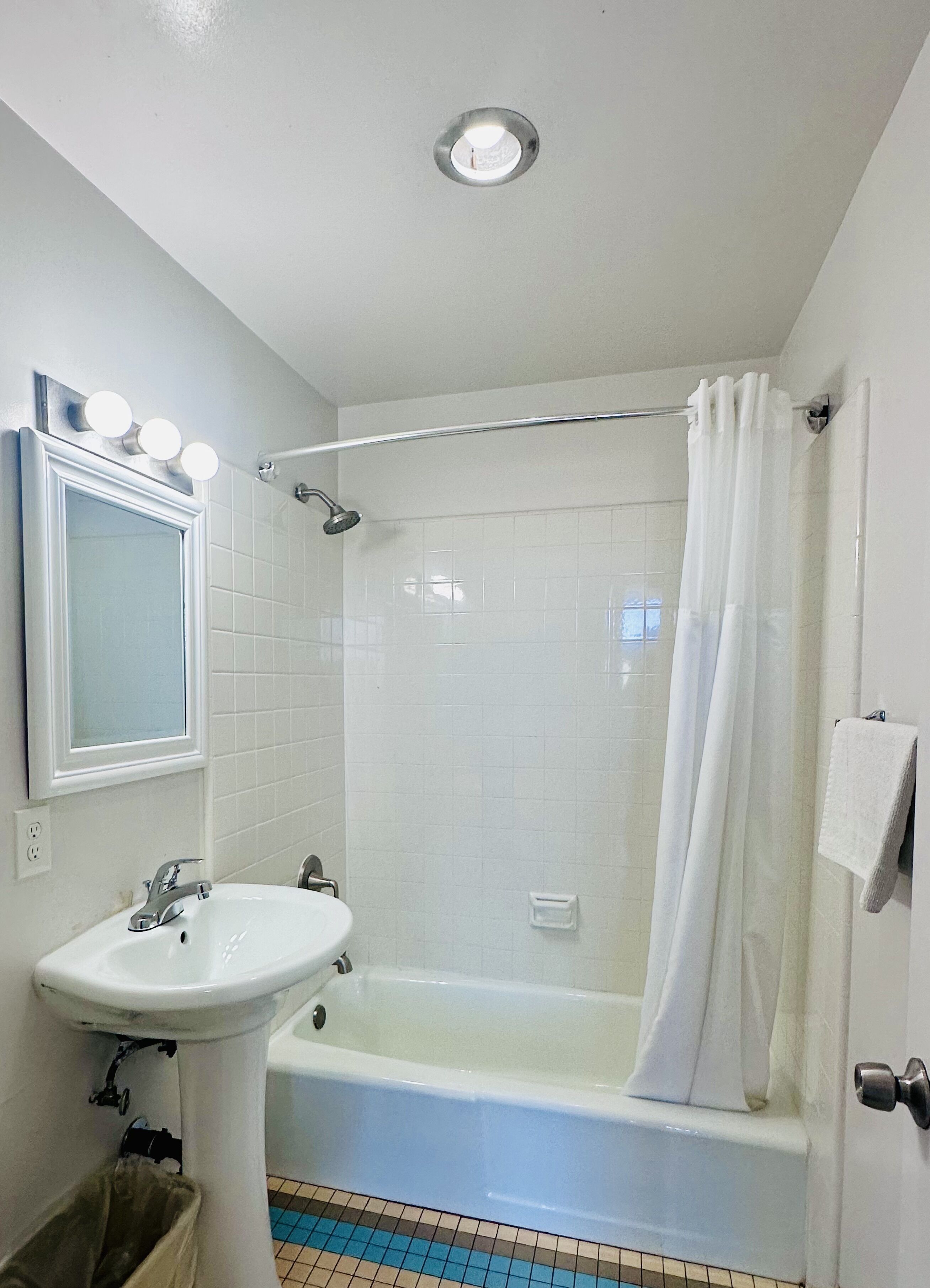 combined shower/bathtub, free toiletries, hair dryer, towels