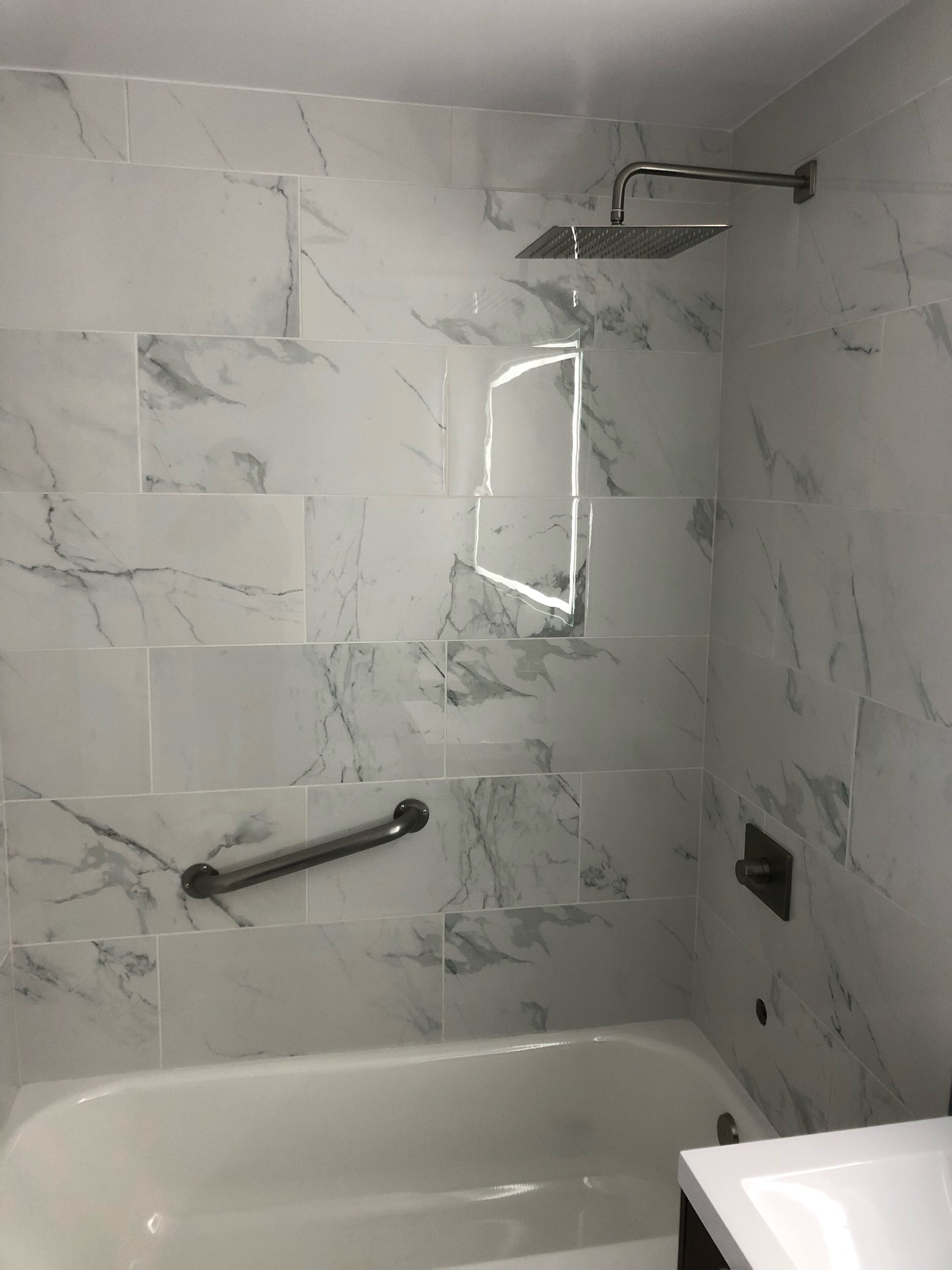 luxury room, marina view | bathroom | combined shower/bathtub, free toiletries, hair dryer, towels