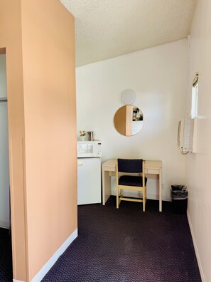 Economy Room, 1 King Bed, Patio, Garden View