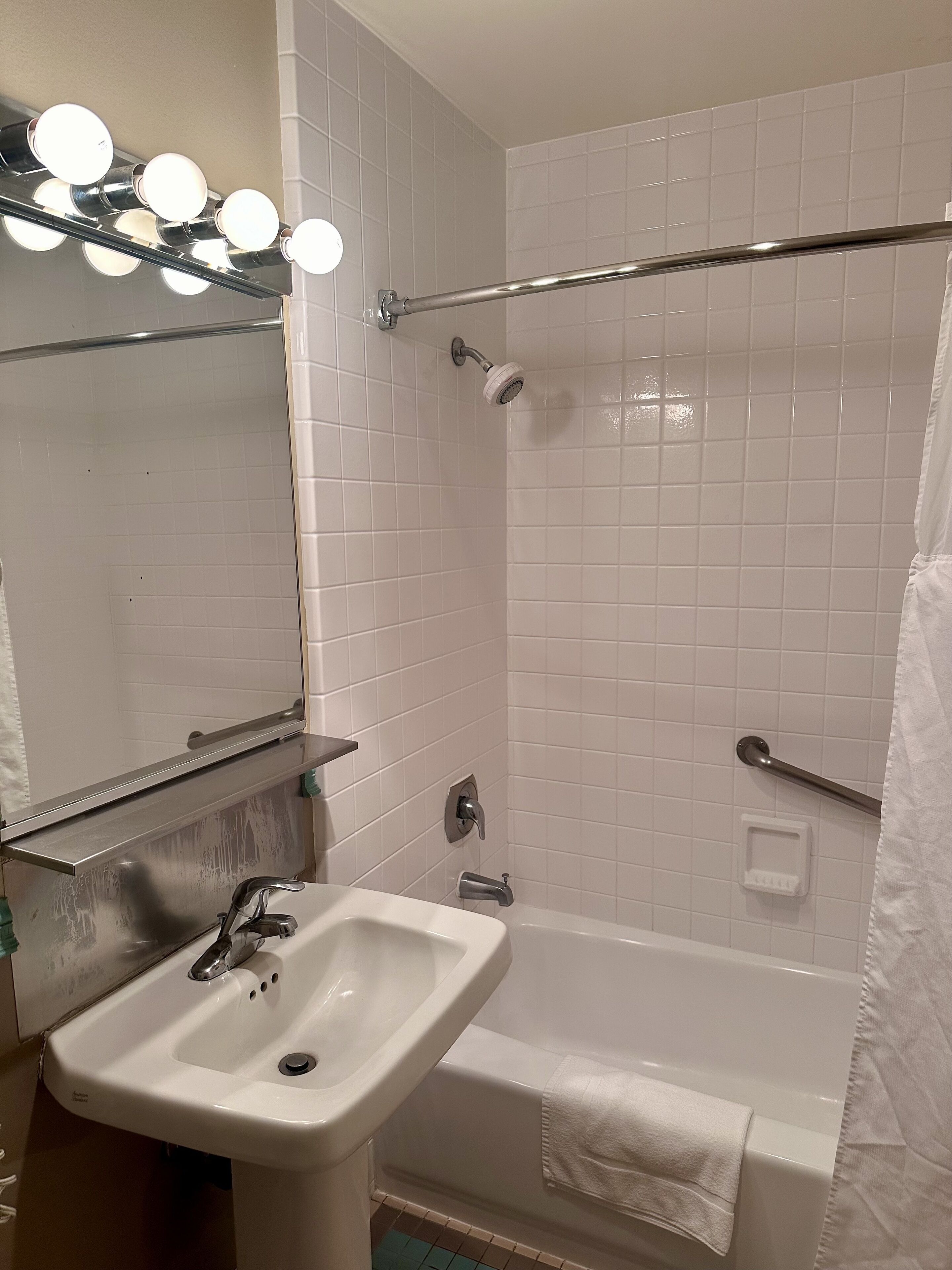 comfort room, 2 double beds, balcony, marina view | bathroom | combined shower/bathtub, free toiletries, hair dryer, towels