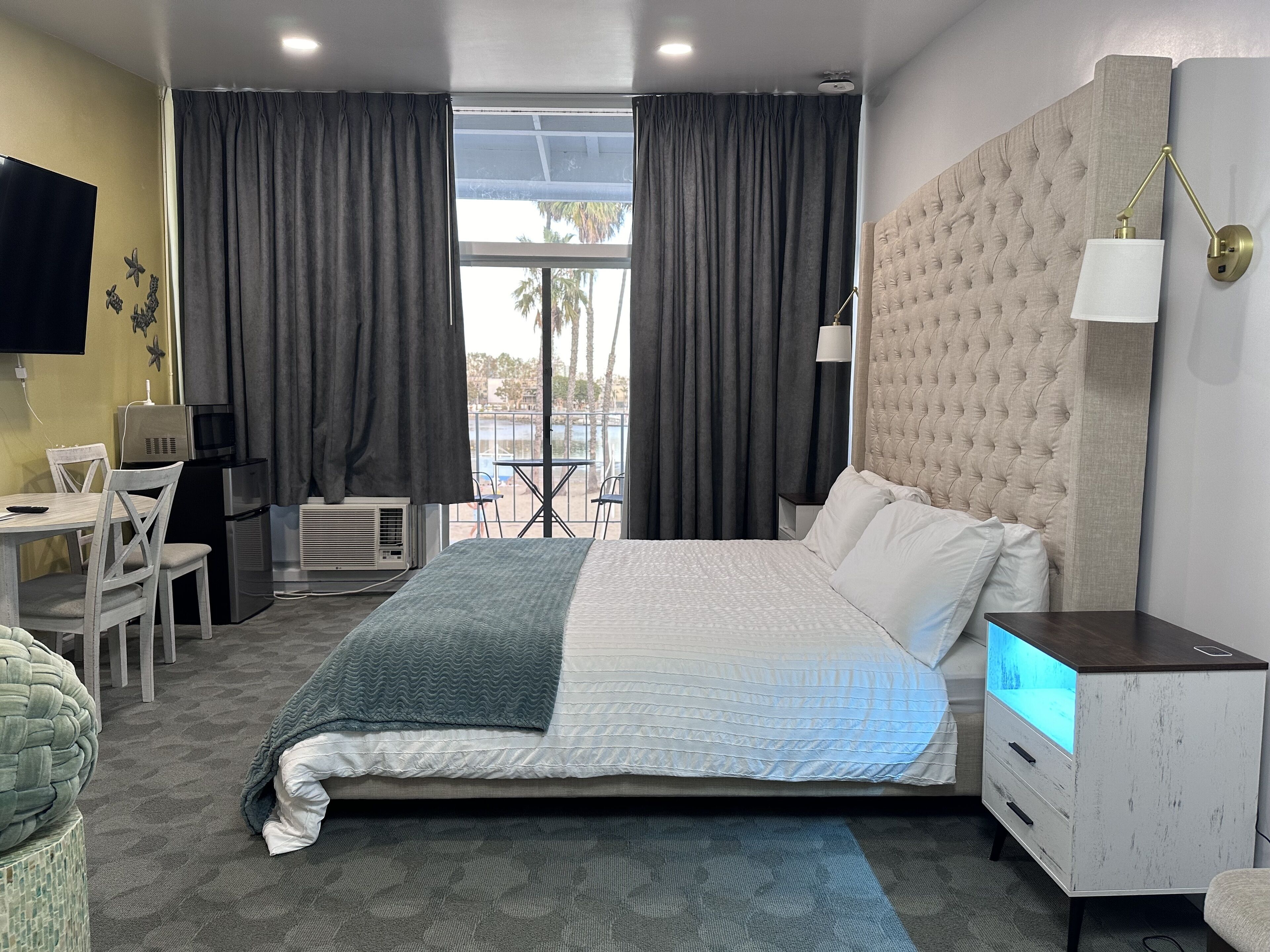 luxury room, marina view | down duvets, individually decorated, desk, laptop workspace