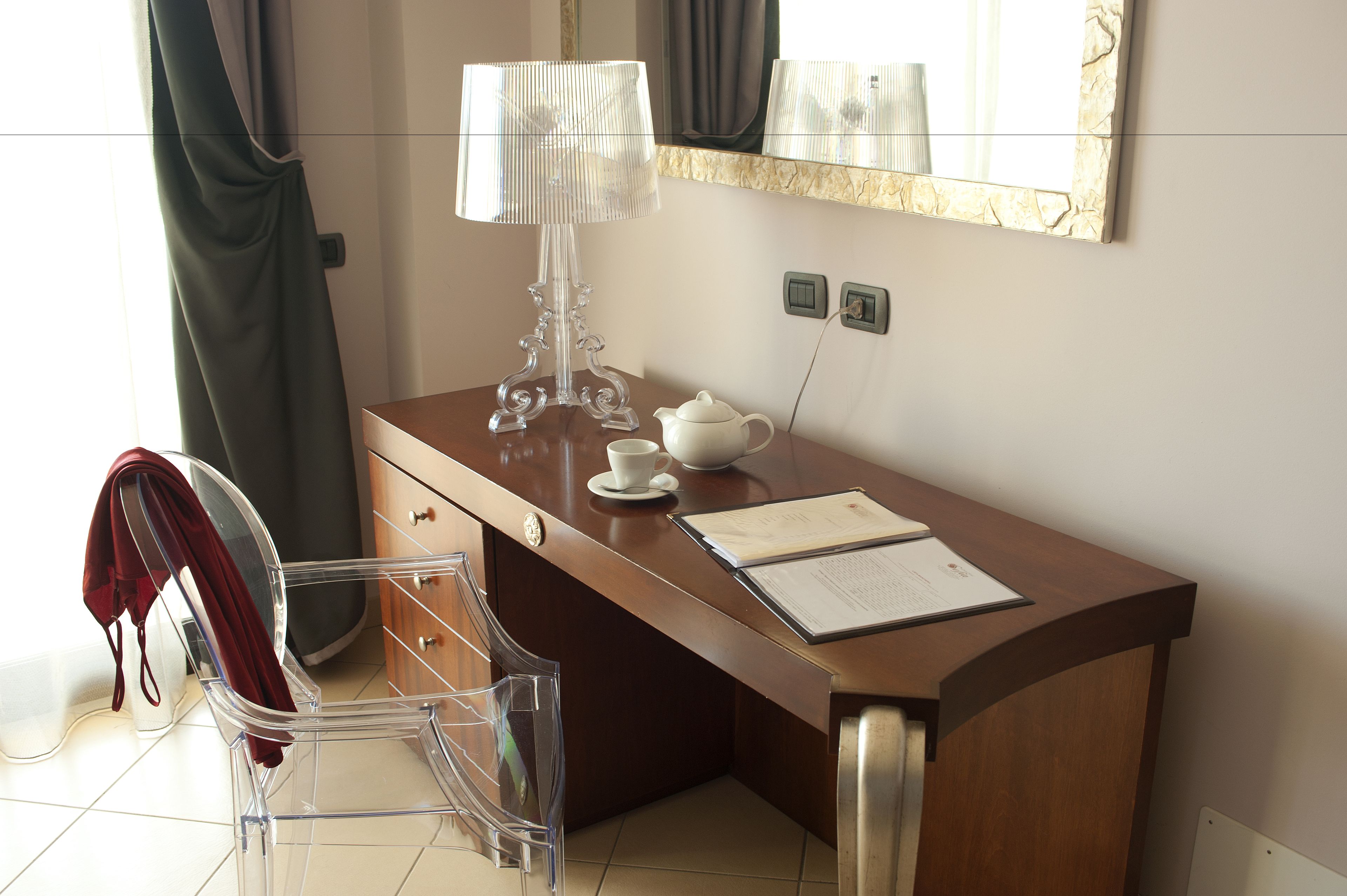 standard triple room | 1 bedroom, minibar, in-room safe, desk