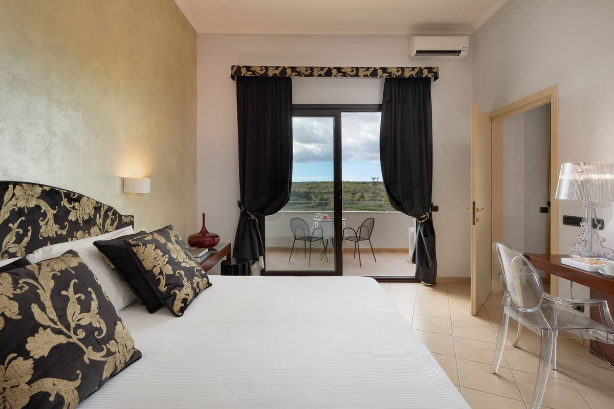 presidential suite, 1 bedroom, balcony, ground floor (2 bathrooms) | 1 bedroom, minibar, in-room safe, desk