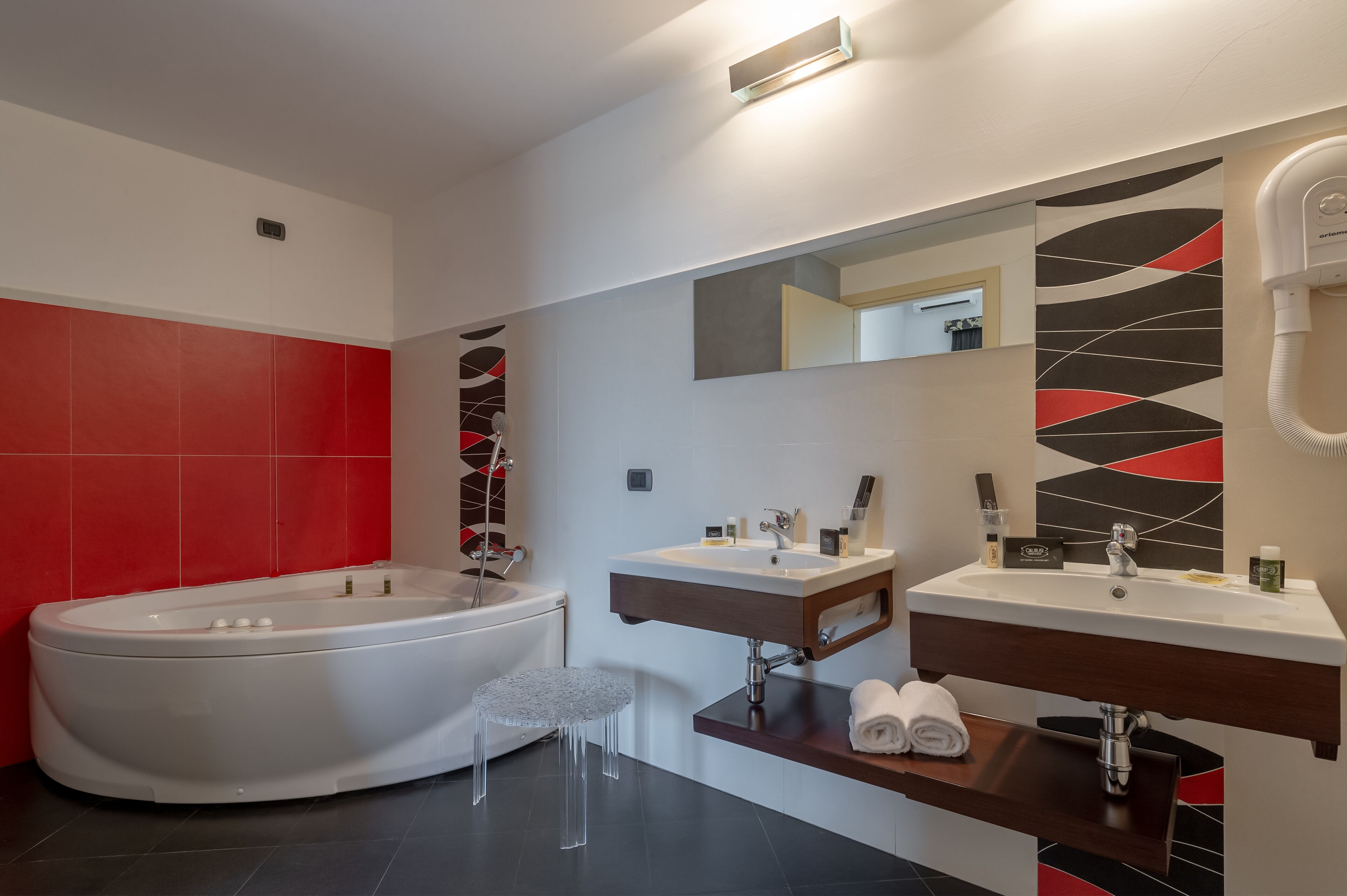 presidential suite, 1 bedroom, balcony, ground floor (2 bathrooms) | jetted bathtub